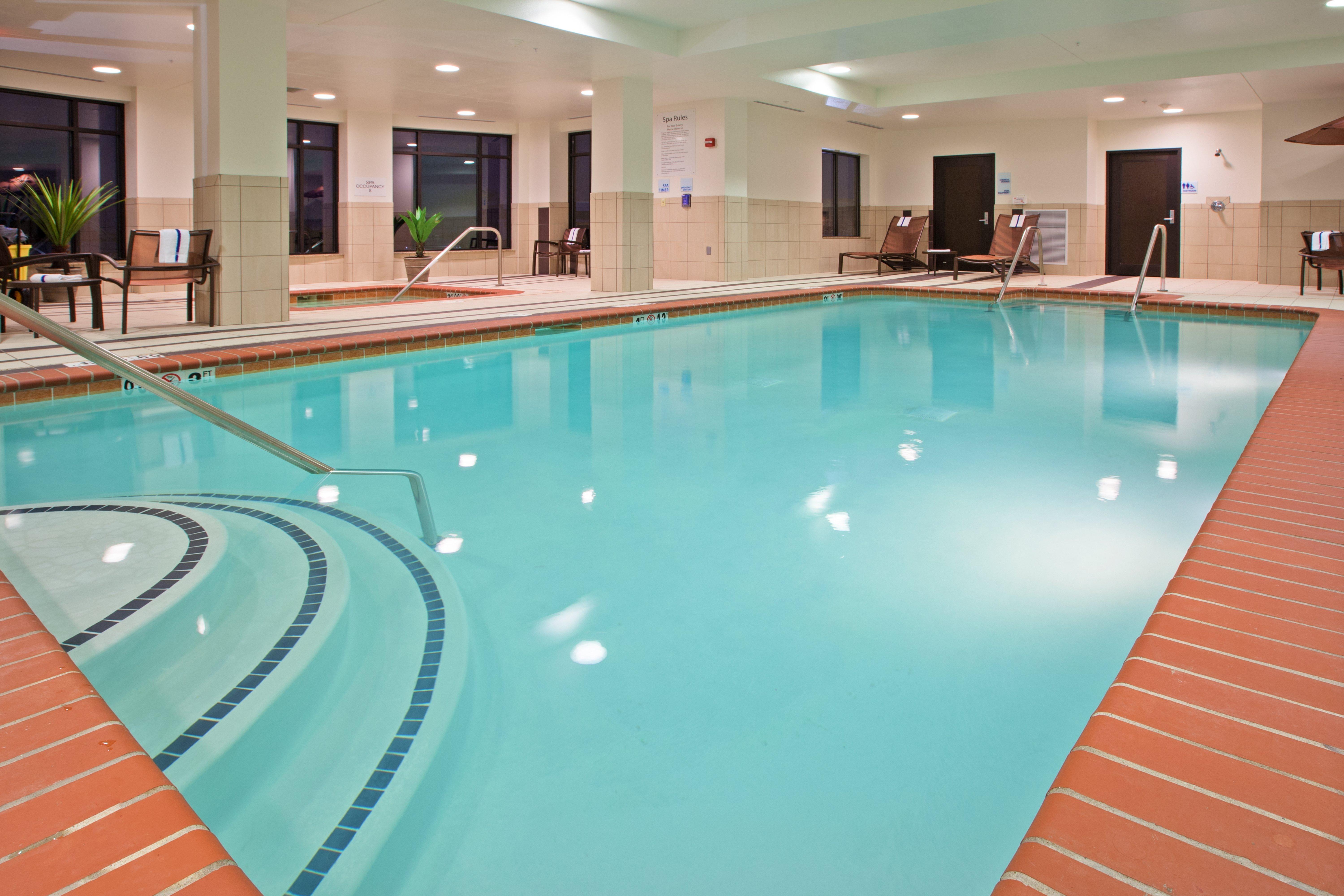 Holiday Inn Express & Suites Columbus/Edinburgh Exteriör bild